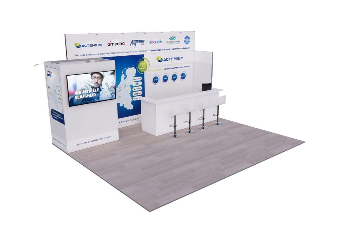 Beursstand Beursstand Design 143 heeft een moderne toonbank, vier barkrukken, een groot scherm waarop INDUSTRIEL VEJLEDNING wordt weergegeven en een achtergrond met logo's en afbeeldingen. De lichte houten vloer voegt elegantie toe aan deze strakke standbouwopstelling.