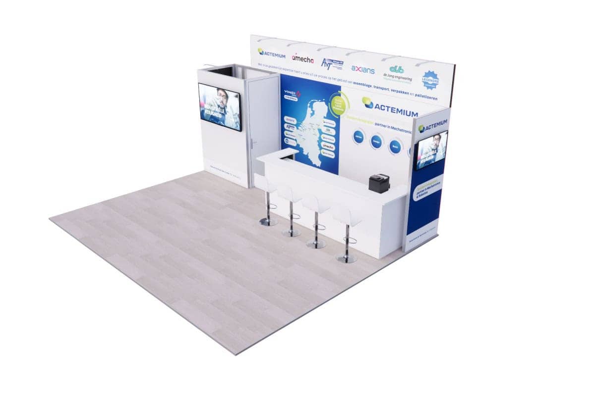 Beursstand Beursstand Design 143 heeft een moderne witte toonbank en vier krukken, een achtergrond met graphics, een kleine afgesloten ruimte met monitor en deur aan de linkerkant, plus een licht houten vloer.