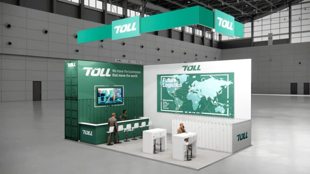 Beursstand Een moderne beursstand voor Toll is voorzien van een grote wereldkaart, digitale schermen en bewegwijzering in groen en wit. Mensen interacteren met elkaar aan de balies in een ruime, industriële hal.