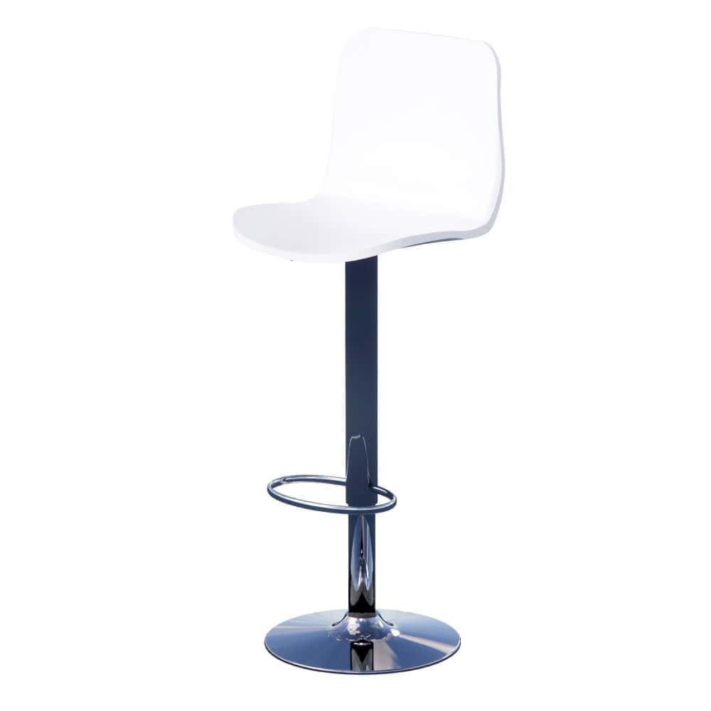 Beursstand Een moderne witte barkruk met een gebogen zitting, een hoog chromen voetstuk, een ovale voetsteun en een rond, plat onderstel tegen een effen witte achtergrond.