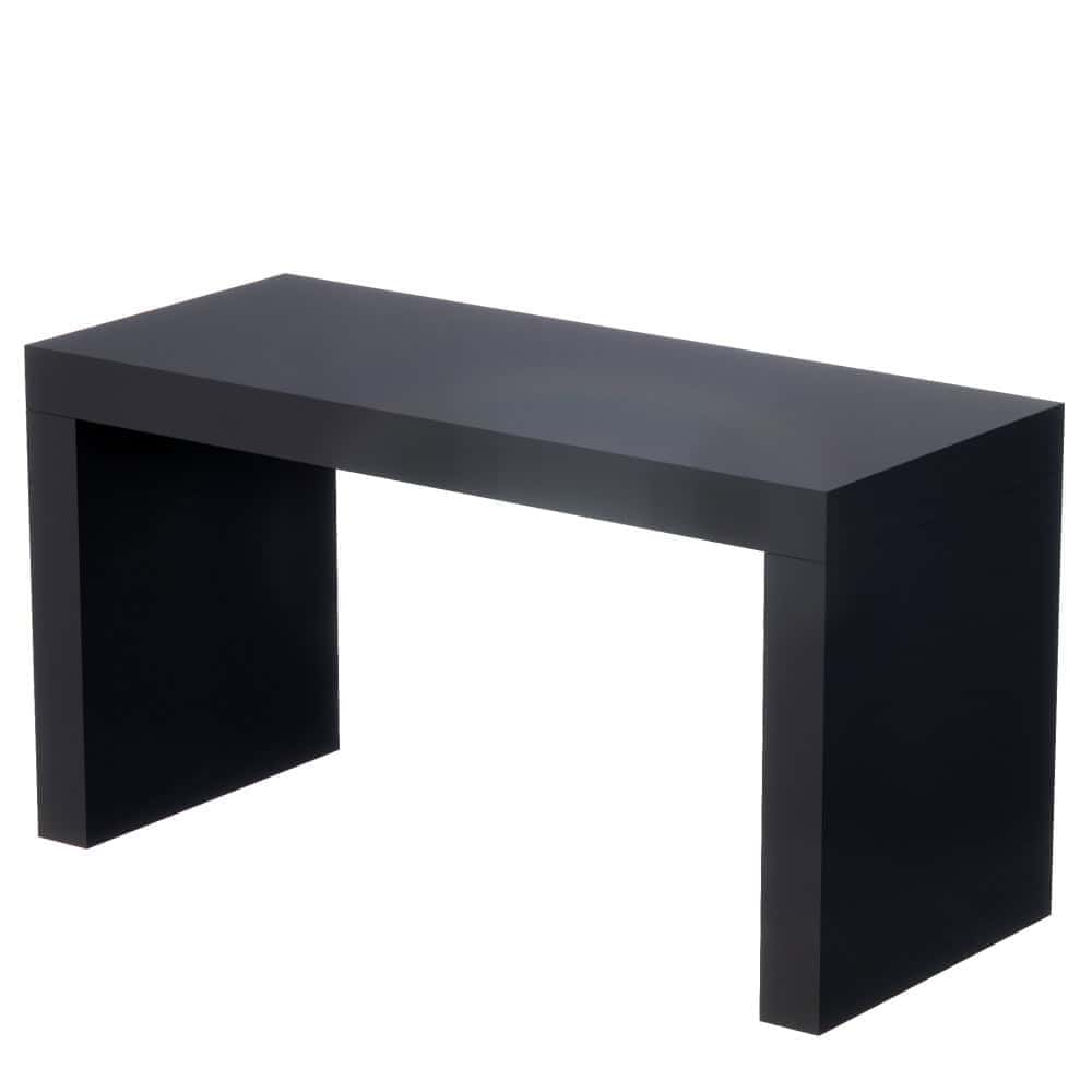 Beursstand Een eenvoudige, moderne zwarte rechthoekige bank met strakke lijnen en een glad, vlak oppervlak, gemaakt van stevig materiaal.