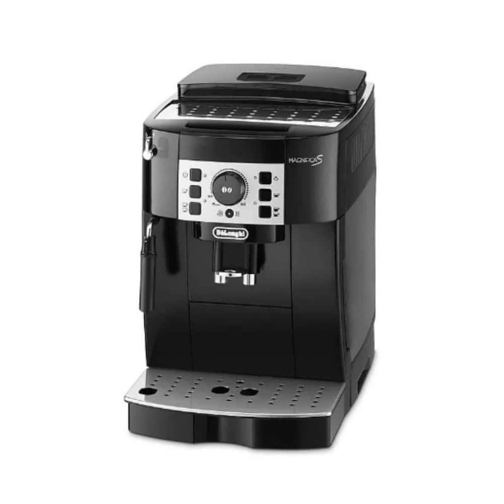 Beursstand Een zwarte DeLonghi Magnifica S automatische espressomachine met een digitaal display, bedieningsknoppen, koffie-uitloop, stoompijpje en een roestvrijstalen lekbak.