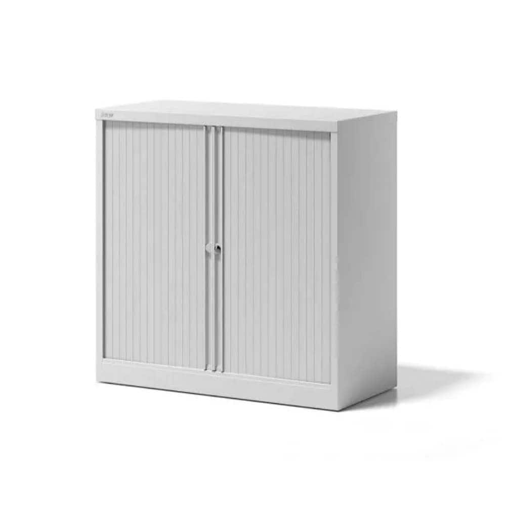 Beursstand Een wit metalen opbergmeubel met twee verticale schuifdeuren en een slot in het midden, staand op een plat oppervlak tegen een effen witte achtergrond.